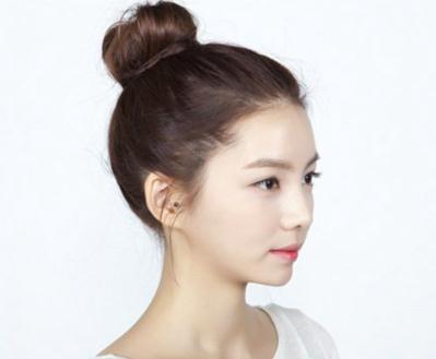 蓬松丸子头发型扎法 打造韩系甜美的风格