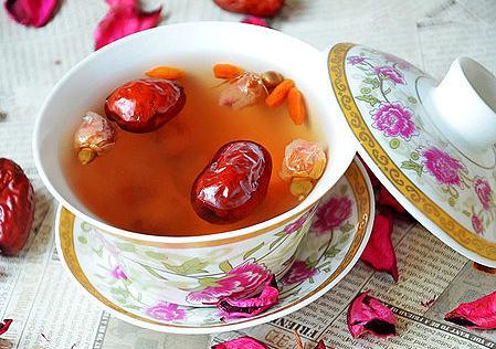 茶 取川七5克,西洋参10克,珍珠粉3克,白茯苓15克,玫瑰花5朵,红枣(去