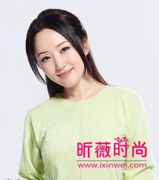 圆脸女神杨钰莹,中分发型也很适合她,清秀的外貌,一双明亮的大眼睛,在