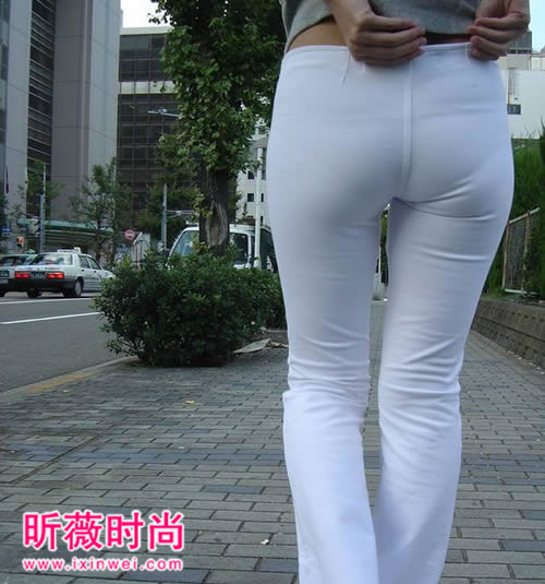 穿白裤子尴尬的女人:女人穿白色紧身裤子好尴尬