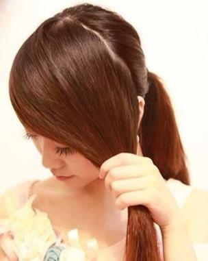 刘海编辫子发型扎法:简单好学的韩式斜刘海编辫子发型