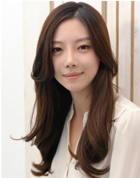 圆脸的发型设计简单突显女人味瞬间俘获男人心